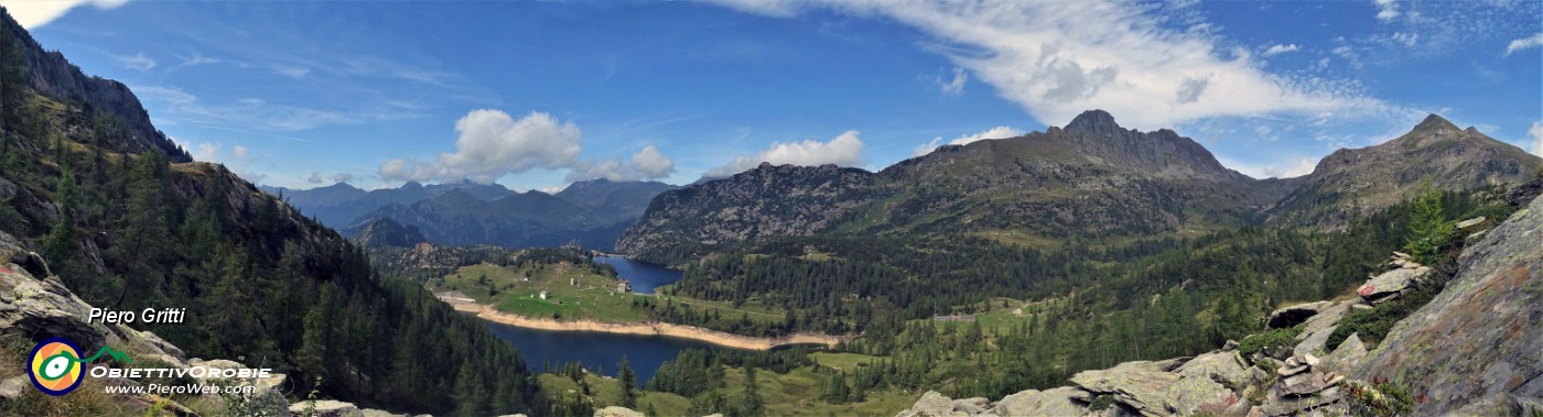 63 Seguendo attentamente ometti e radi bolli rossi con vista sui Laghi Marcio e delle Casere.jpg